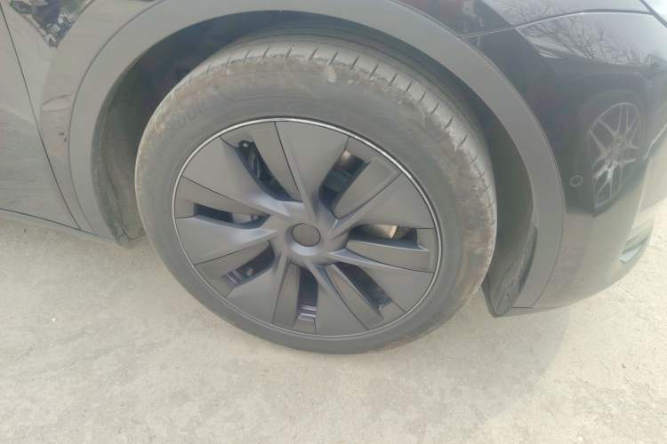 Used Tesla Model Y 2023 Long-Range All-Wheel-Drive Version Right Front Wheel Hub