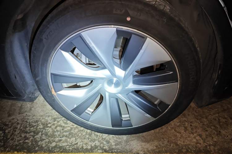 Used Tesla Model Y 2023 Long-Range All-Wheel-Drive Version Right Front Wheel Hub