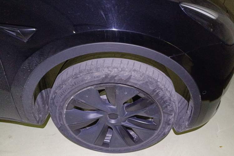 Used Tesla Model Y 2023 Long-Range All-Wheel-Drive Version Right Front Wheel Hub