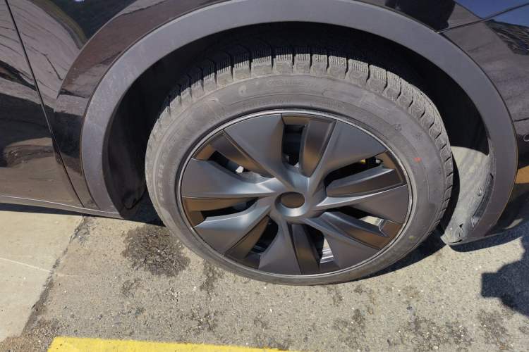 Used Tesla Model Y 2023 Long-Range All-Wheel-Drive Version Right Front Wheel Hub