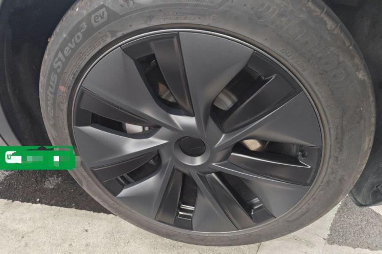 Used Tesla Model Y 2023 Long-Range All-Wheel-Drive Version Right Front Wheel Hub