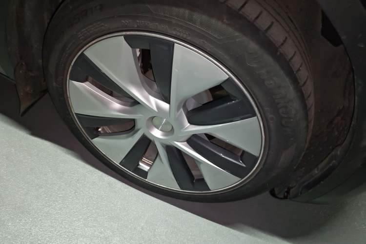 Used Tesla Model Y 2023 Long-Range All-Wheel-Drive Version Right Front Wheel Hub