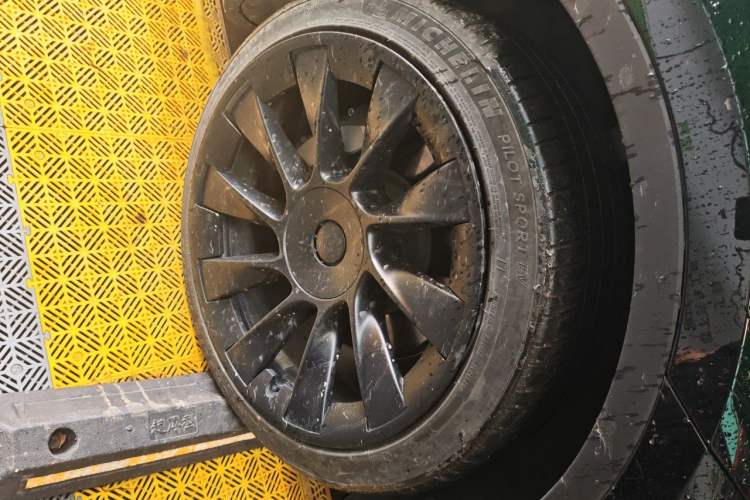 Used Tesla Model Y 2023 Long-Range All-Wheel-Drive Version Right Front Wheel Hub