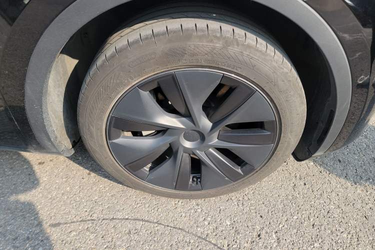 Used Tesla Model Y 2023 Rear-Wheel-Drive Version Right Front Wheel Hub