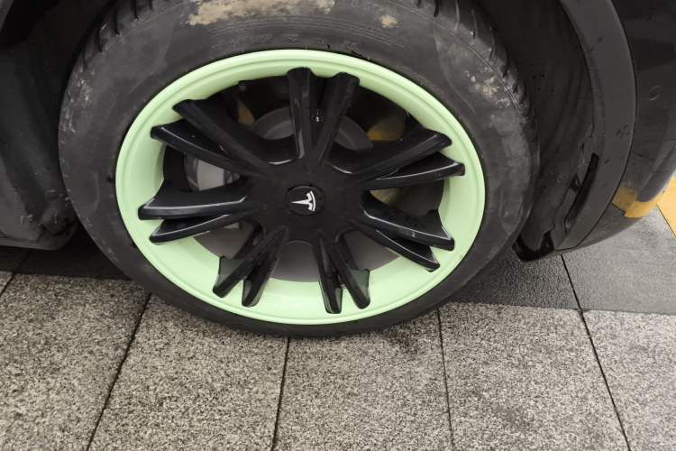 Used Tesla Model Y 2023 Rear-Wheel-Drive Version Right Front Wheel Hub