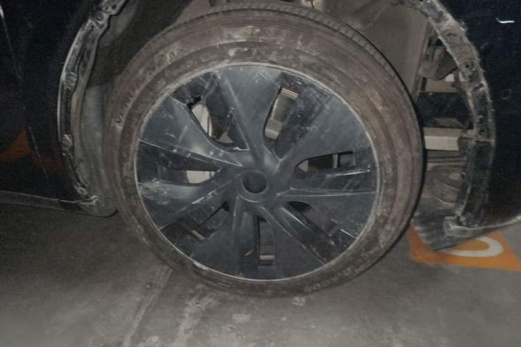 Used Tesla Model Y 2023 Rear-Wheel-Drive Version Right Front Wheel Hub