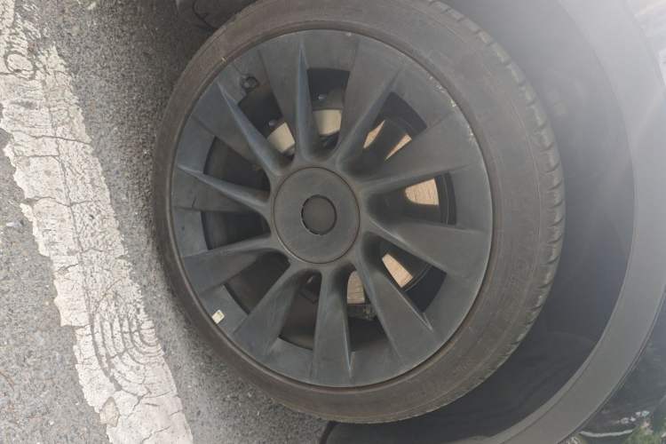 Used Tesla Model Y 2023 Rear-Wheel-Drive Version Right Front Wheel Hub