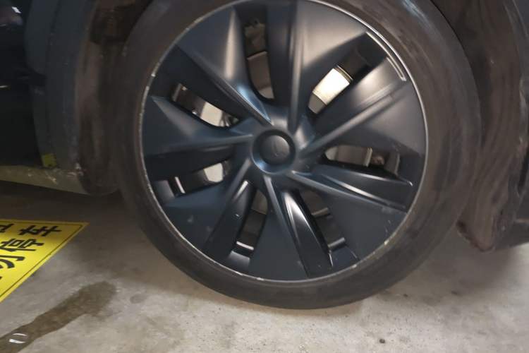 Used Tesla Model Y 2023 Rear-Wheel-Drive Version Right Front Wheel Hub