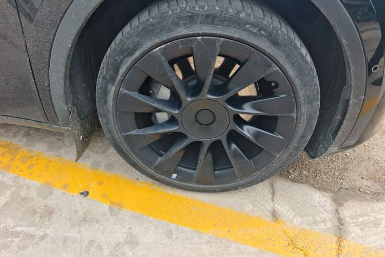 Used Tesla Model Y 2023 Long-Range All-Wheel-Drive Version Right Front Wheel Hub