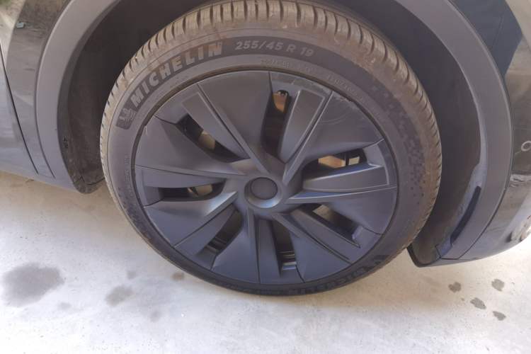 Used Tesla Model Y 2023 Rear-Wheel-Drive Version Right Front Wheel Hub