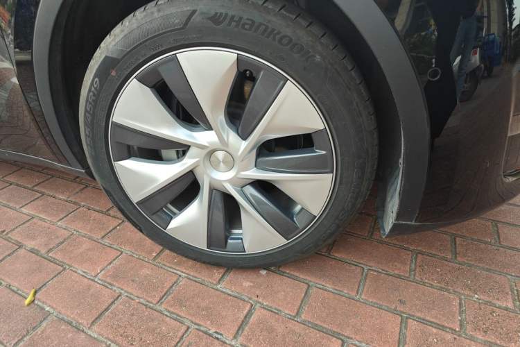 Used Tesla Model Y 2023 Long-Range All-Wheel-Drive Version Right Front Wheel Hub
