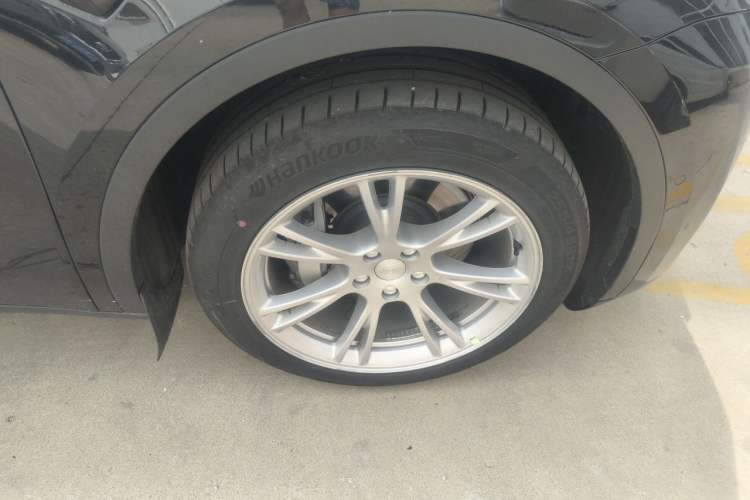 Used Tesla Model Y 2023 Long-Range All-Wheel-Drive Version Right Front Wheel Hub
