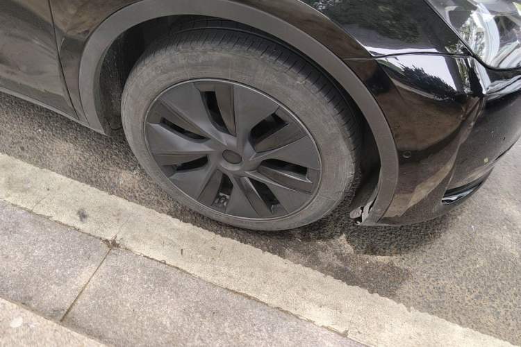 Used Tesla Model Y 2023 Rear-Wheel-Drive Version Right Front Wheel Hub