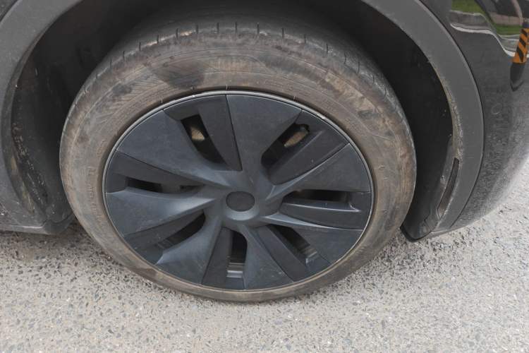 Used Tesla Model Y 2023 Rear-Wheel-Drive Version Right Front Wheel Hub