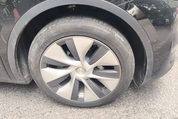 Used Tesla Model Y 2023 Long-Range All-Wheel-Drive Version Right Front Wheel Hub