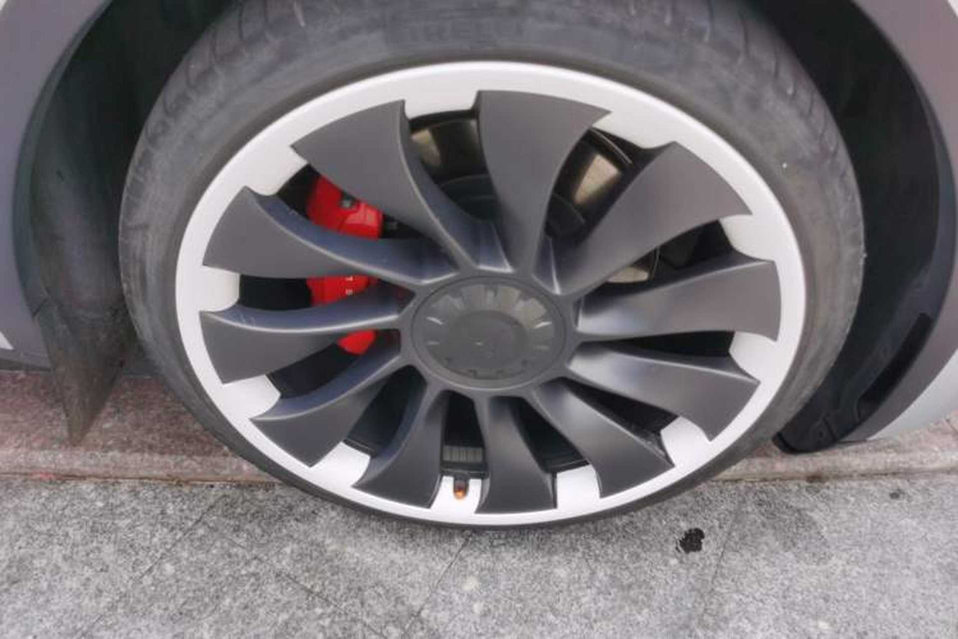 Used Tesla Model Y 2023 High-Performance All-Wheel-Drive Version Right Front Wheel Hub
