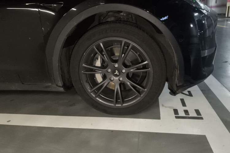 Used Tesla Model Y 2023 Long-Range All-Wheel-Drive Version Right Front Wheel Hub