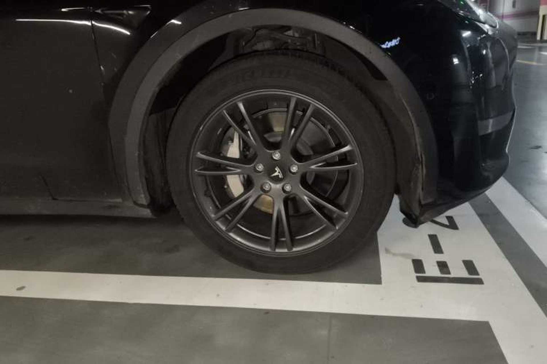 Used Tesla Model Y 2023 Long-Range All-Wheel-Drive Version Right Front Wheel Hub