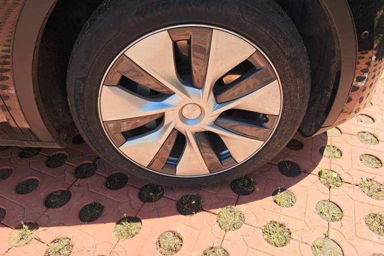Used Tesla Model Y 2023 Long-Range All-Wheel-Drive Version Right Front Wheel Hub