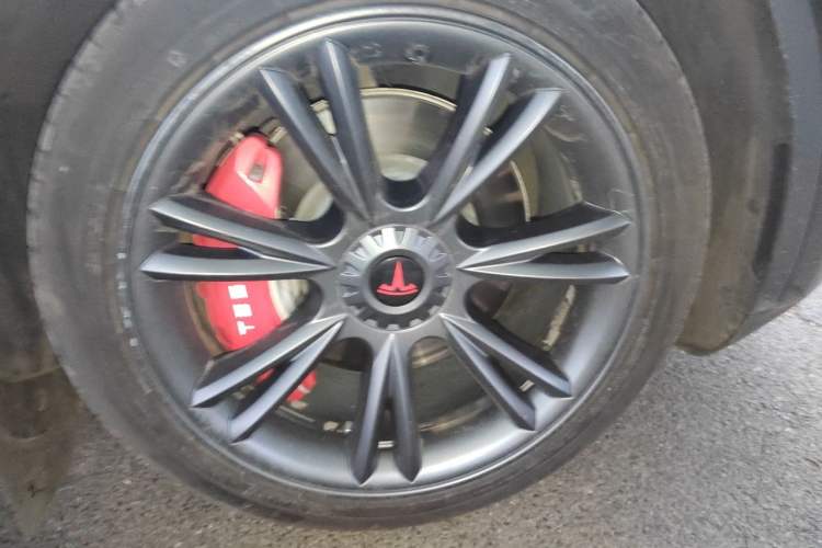 Used Tesla Model Y 2023 Long-Range All-Wheel-Drive Version Right Front Wheel Hub