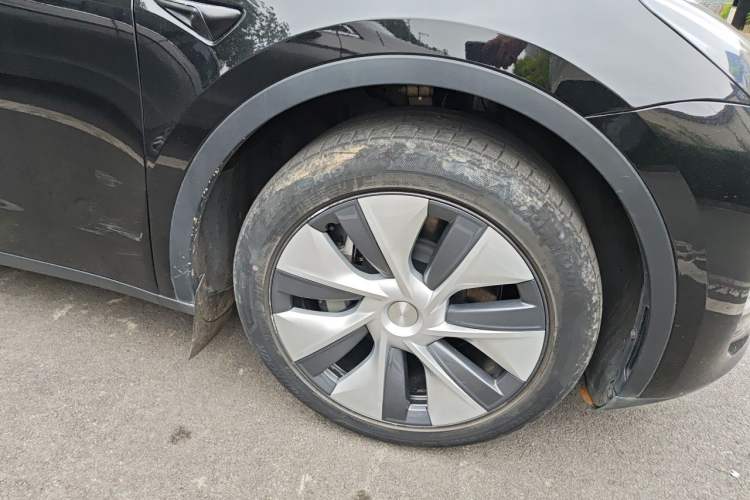 Used Tesla Model Y 2023 Long-Range All-Wheel-Drive Version Right Front Wheel Hub