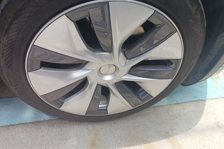 Used Tesla Model Y 2023 Rear-Wheel-Drive Version Right Front Wheel Hub