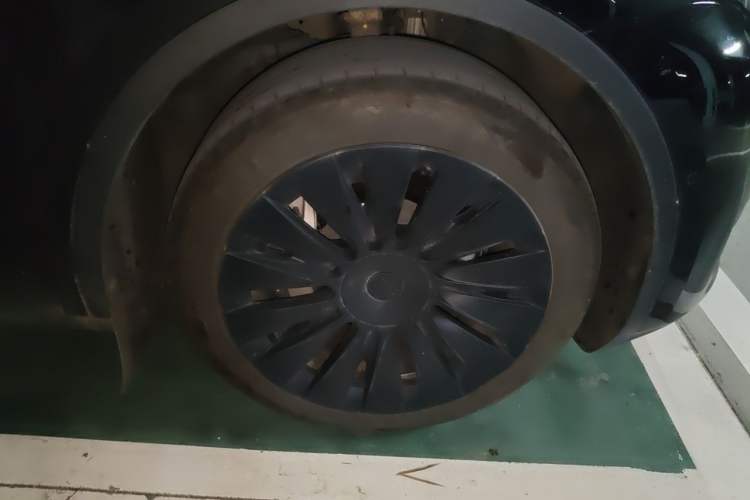 Used Tesla Model Y 2023 Rear-Wheel-Drive Version Right Front Wheel Hub