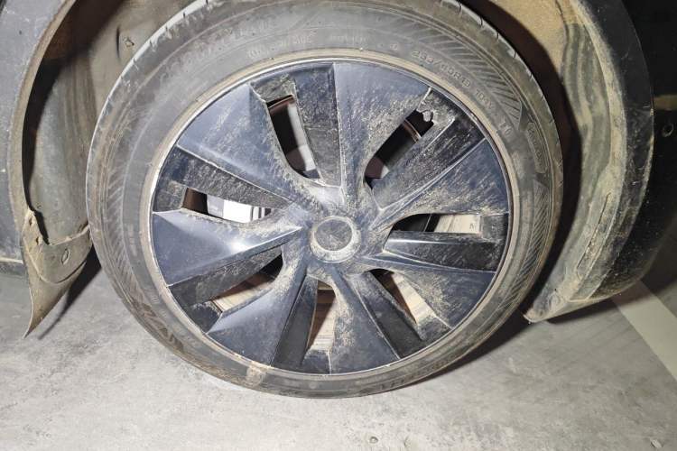 Used Tesla Model Y 2023 Rear-Wheel-Drive Version Right Front Wheel Hub