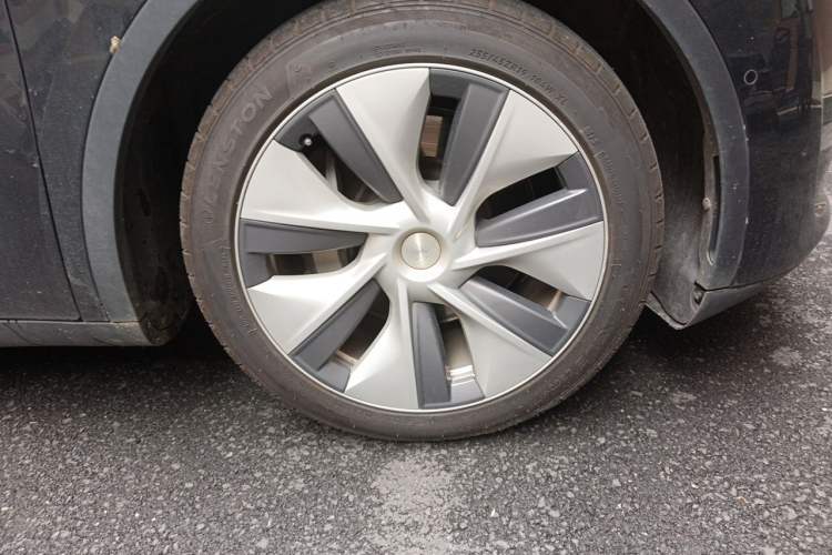 Used Tesla Model Y 2023 Long-Range All-Wheel-Drive Version Right Front Wheel Hub