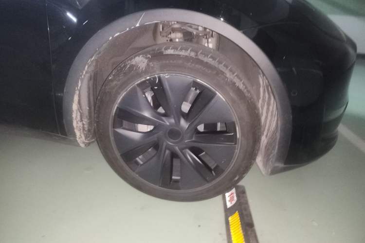 Used Tesla Model Y 2023 Long-Range All-Wheel-Drive Version Right Front Wheel Hub