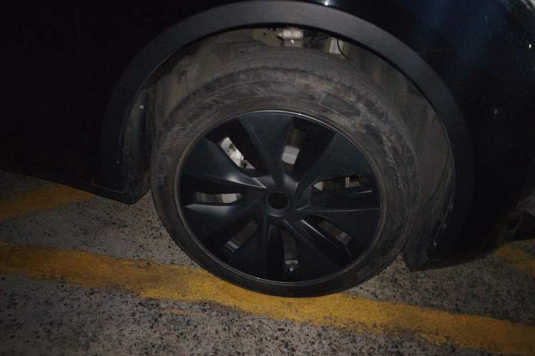 Used Tesla Model Y 2023 Rear-Wheel-Drive Version Right Front Wheel Hub