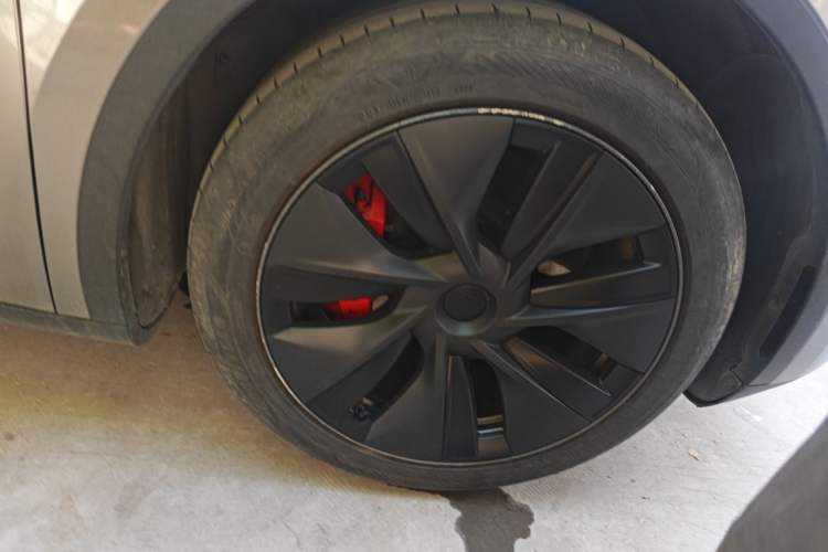 Used Tesla Model Y 2023 Rear-Wheel-Drive Version Right Front Wheel Hub