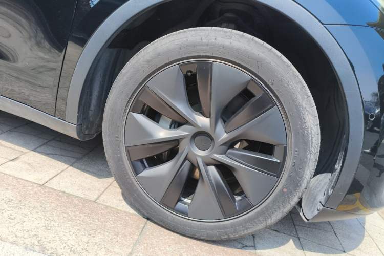 Used Tesla Model Y 2023 Rear-Wheel-Drive Version Right Front Wheel Hub