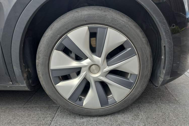 Used Tesla Model Y 2023 Rear-Wheel-Drive Version Right Front Wheel Hub