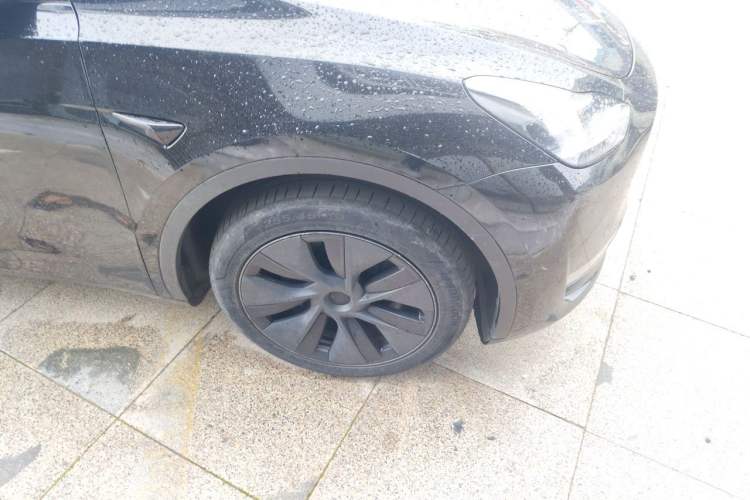 Used Tesla Model Y 2023 Long-Range All-Wheel-Drive Version Right Front Wheel Hub