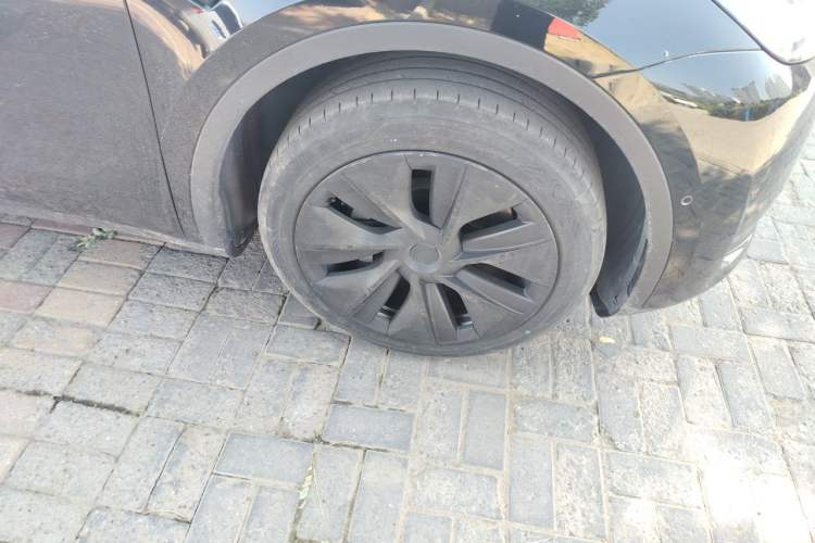 Used Tesla Model Y 2023 Rear-Wheel-Drive Version Right Front Wheel Hub