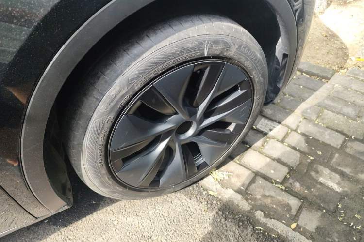 Used Tesla Model Y 2023 Rear-Wheel-Drive Version Right Front Wheel Hub