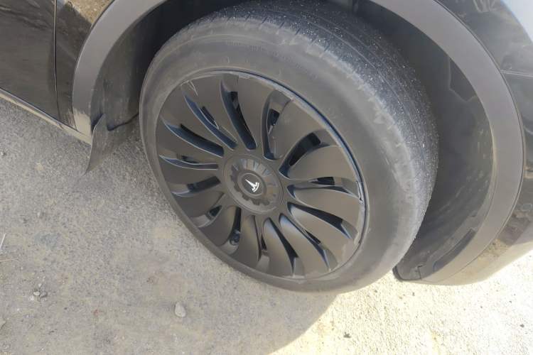 Used Tesla Model Y 2023 Rear-Wheel-Drive Version Right Front Wheel Hub