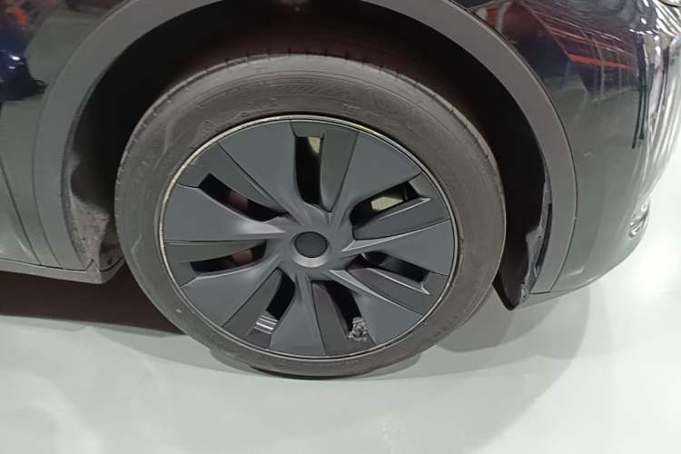 Used Tesla Model Y 2023 Rear-Wheel-Drive Version Right Front Wheel Hub