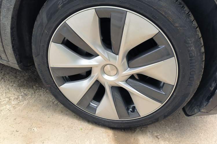 Used Tesla Model Y 2023 Long-Range All-Wheel-Drive Version Right Front Wheel Hub