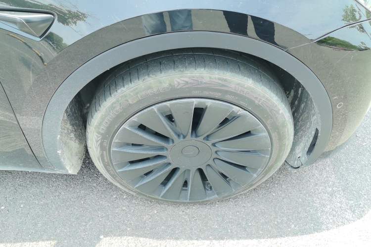 Used Tesla Model Y 2023 Long-Range All-Wheel-Drive Version Right Front Wheel Hub