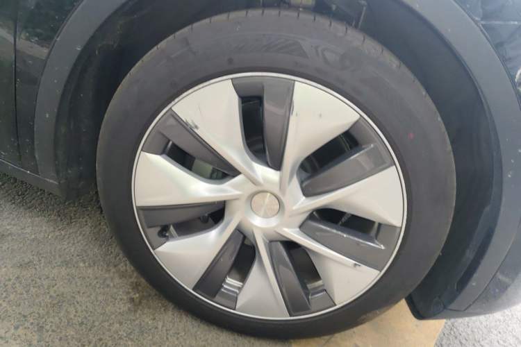 Used Tesla Model Y 2023 Long-Range All-Wheel-Drive Version Right Front Wheel Hub