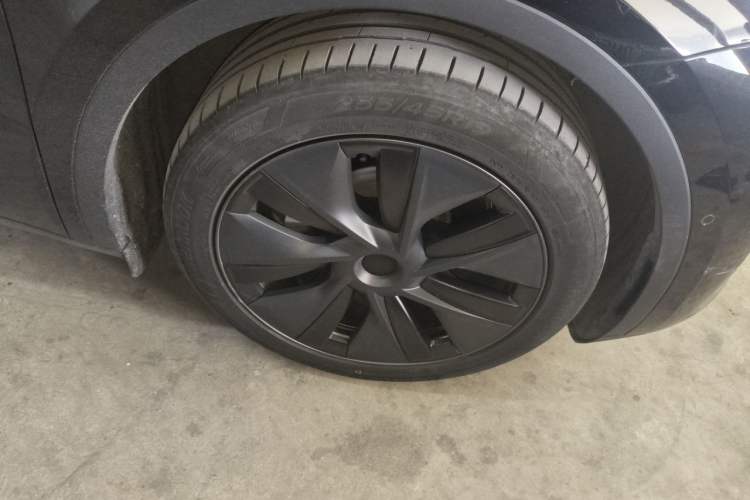 Used Tesla Model Y 2023 Long-Range All-Wheel-Drive Version Right Front Wheel Hub