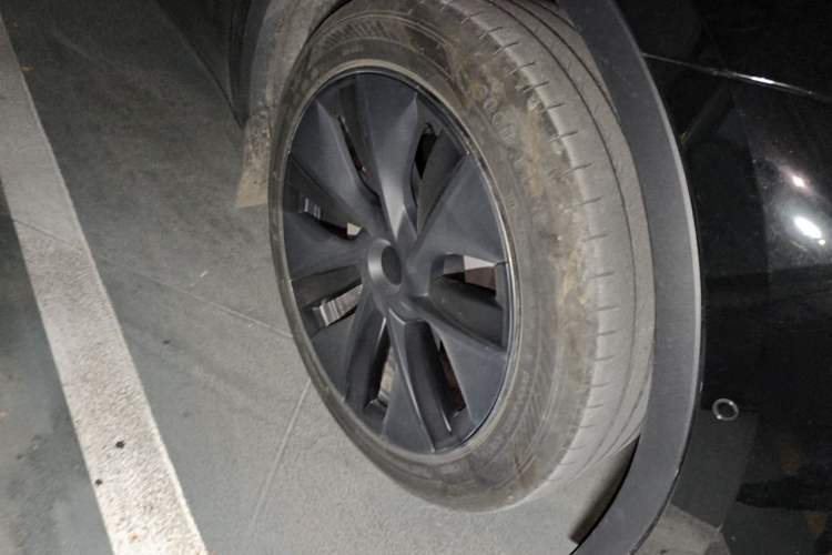 Used Tesla Model Y 2023 Rear-Wheel-Drive Version Right Front Wheel Hub