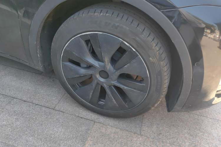 Used Tesla Model Y 2023 Long-Range All-Wheel-Drive Version Right Front Wheel Hub