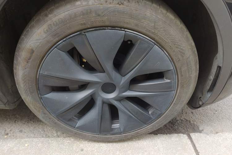 Used Tesla Model Y 2023 Rear-Wheel-Drive Version Right Front Wheel Hub
