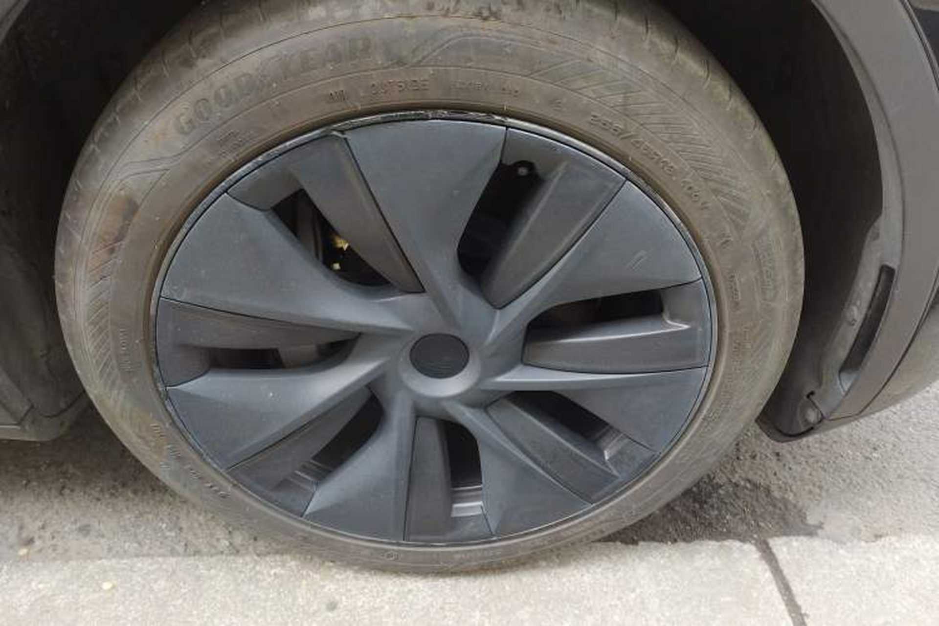 Used Tesla Model Y 2023 Rear-Wheel-Drive Version Right Front Wheel Hub
