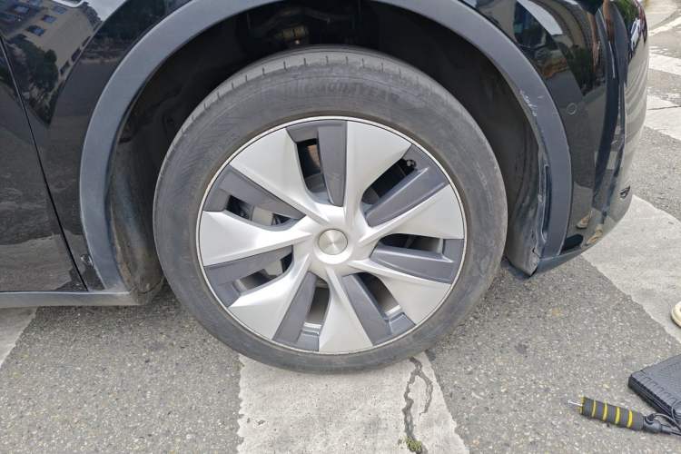 Used Tesla Model Y 2023 Rear-Wheel-Drive Version Right Front Wheel Hub