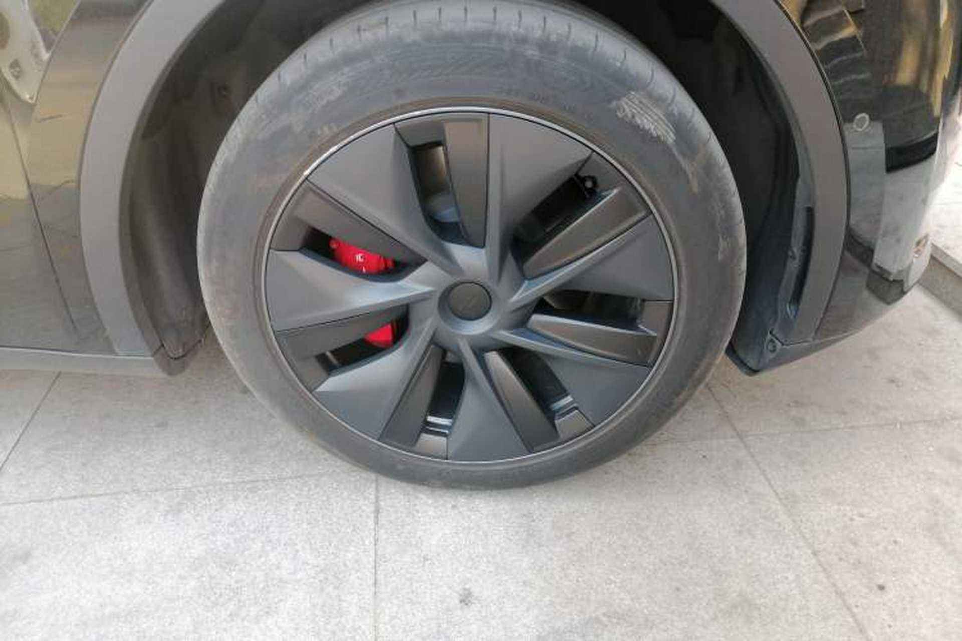 Used Tesla Model Y 2023 Rear-Wheel-Drive Version Right Front Wheel Hub