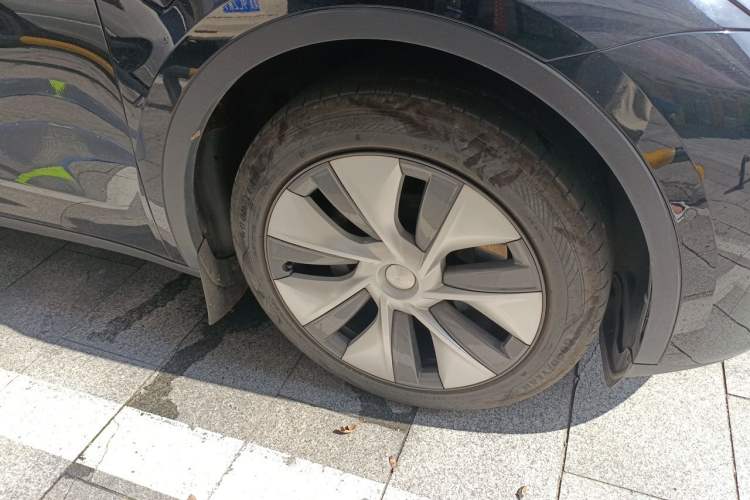 Used Tesla Model Y 2023 Rear-Wheel-Drive Version Right Front Wheel Hub